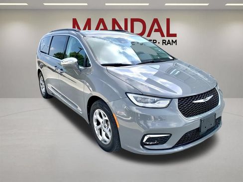 Used 2022 Chrysler Pacifica Limited FWD image 3