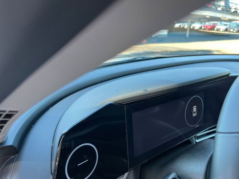 Used 2025 Hyundai Elantra SEL image 34