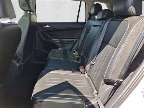 Certified 2022 Volkswagen Tiguan SE w/ Panoramic Sunroof Package AWD/4WD image 21