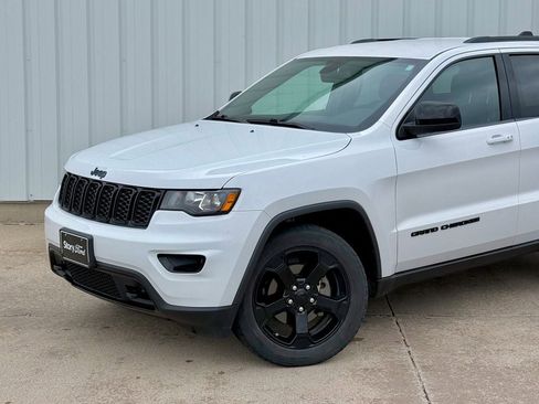 Used 2020 Jeep Grand Cherokee Laredo AWD/4WD image 2