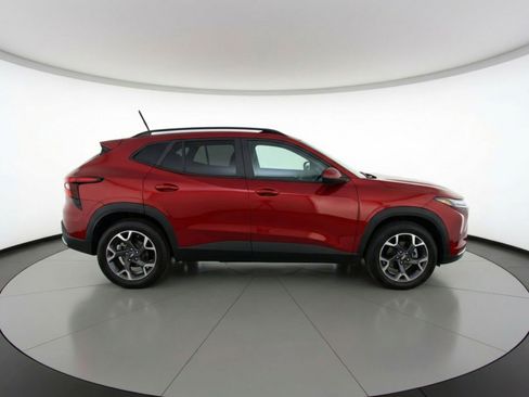 Used 2025 Chevrolet Trax LT image 11