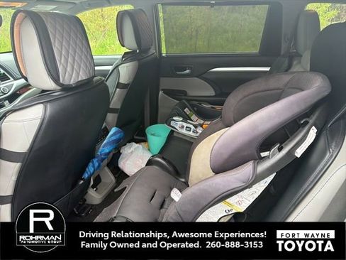 Used 2017 Toyota Highlander XLE AWD/4WD image 11