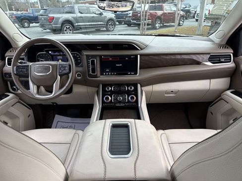 Used 2021 GMC Yukon XL Denali w/ Denali Premium Package image 24