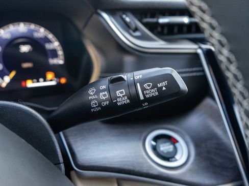 Used 2023 Jeep Grand Cherokee Limited w/ Luxury Tech Group II AWD/4WD image 29