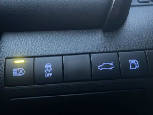 Used 2018 Toyota Camry LE image 11