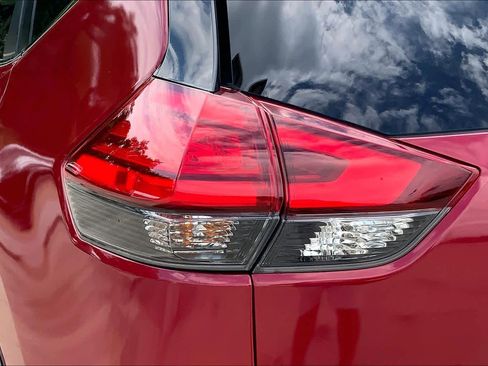 Used 2017 Nissan Rogue S AWD/4WD image 27