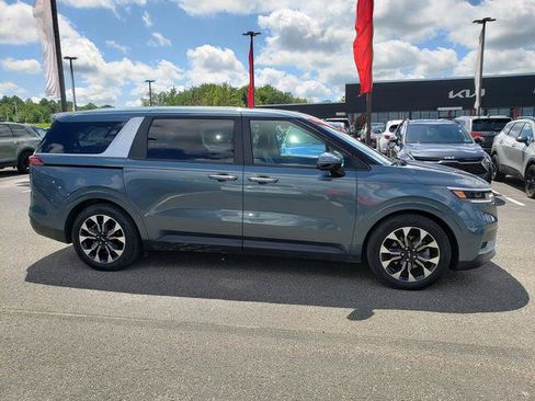 Certified 2024 Kia Carnival EX FWD image 3