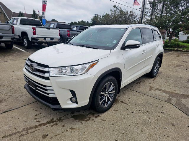 Used 2017 Toyota Highlander XLE AWD/4WD image 3