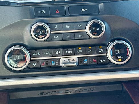Used 2023 Ford Expedition Limited image 17
