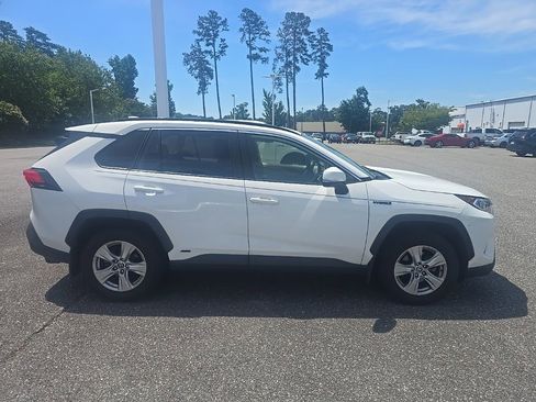 Used 2021 Toyota RAV4 XLE w/ Convenience Package AWD/4WD image 4