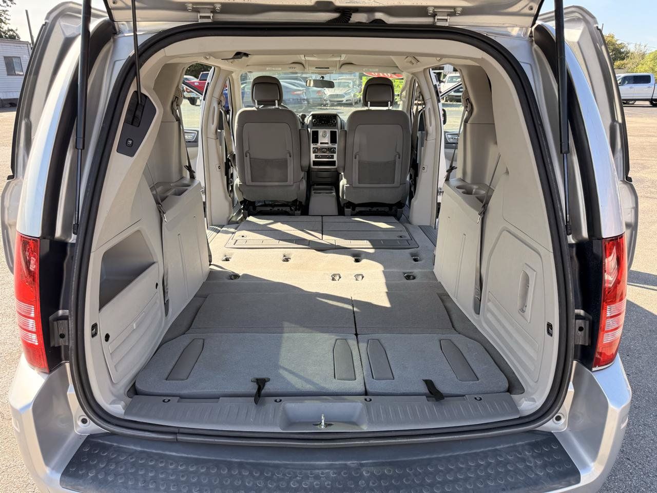Used 2010 Chrysler Town & Country Touring FWD image 14