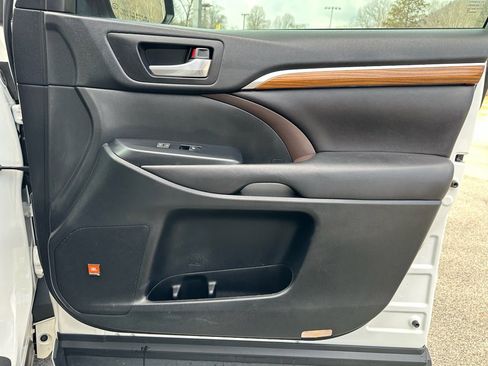 Used 2017 Toyota Highlander Limited image 32