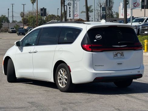 Used 2022 Chrysler Pacifica Touring-L image 2