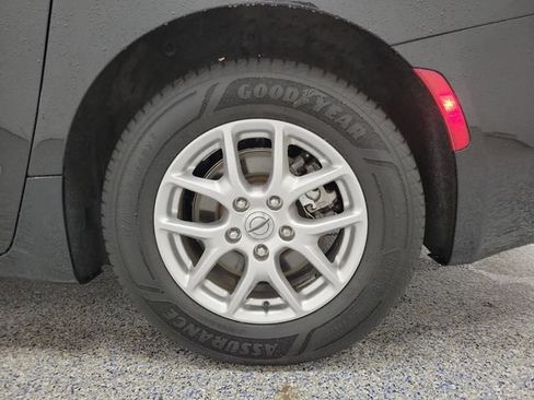 Used 2024 Chrysler Voyager LX FWD image 5