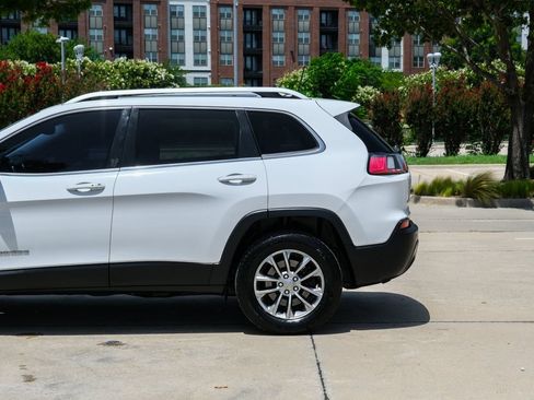 Used 2019 Jeep Cherokee Latitude Plus w/ Comfort/Convenience Group AWD/4WD image 12