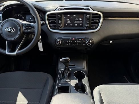 Used 2018 Kia Sorento LX image 9