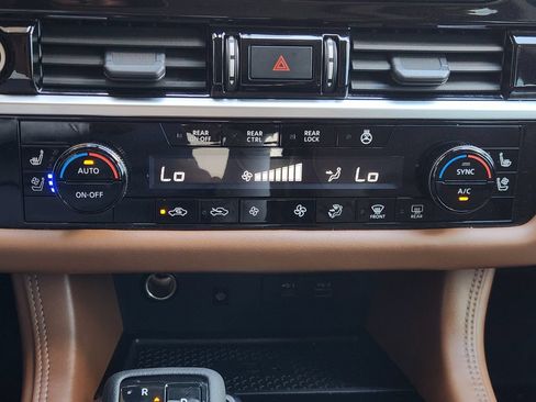 Used 2023 Nissan Pathfinder Platinum AWD/4WD image 18