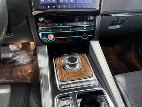 Used 2020 Jaguar F-PACE Prestige AWD/4WD image 31