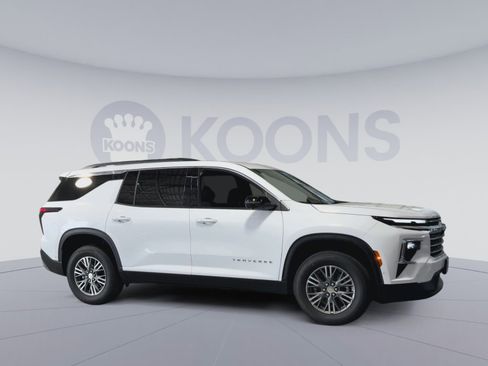 New 2026 Chevrolet Traverse LT w/ Enhanced Driving Package image 2