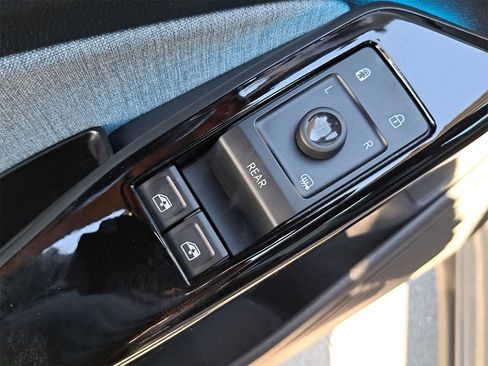 Certified 2023 Volkswagen ID.4 2WD image 27