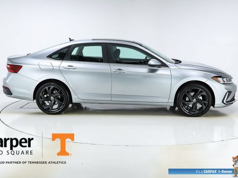Used 2025 Volkswagen Jetta SE w/ Sunroof Package FWD image 10