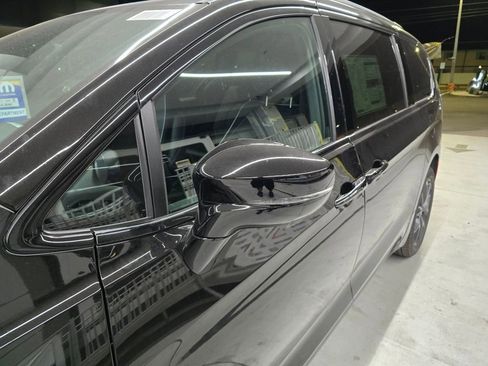 New 2026 Chrysler Pacifica Limited w/ S Appearance Package AWD/4WD image 10