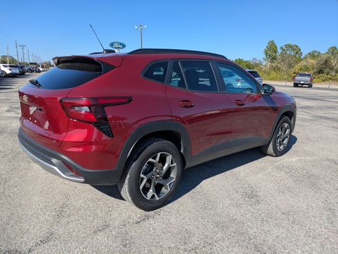 Used 2025 Chevrolet Trax LT w/ LT Convenience Package image 4