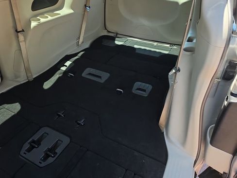 Used 2017 Chrysler Pacifica Touring-L FWD image 14