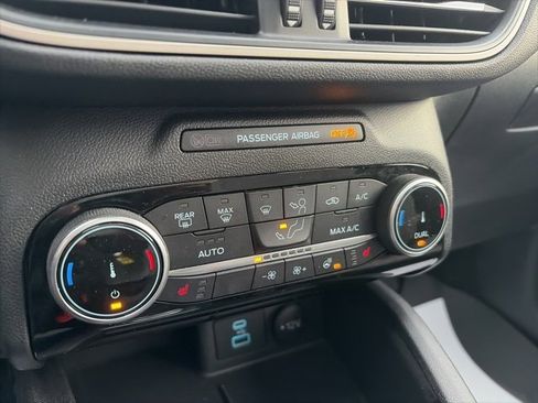 Used 2022 Ford Escape SE w/ SE Sport Appearance Package image 15