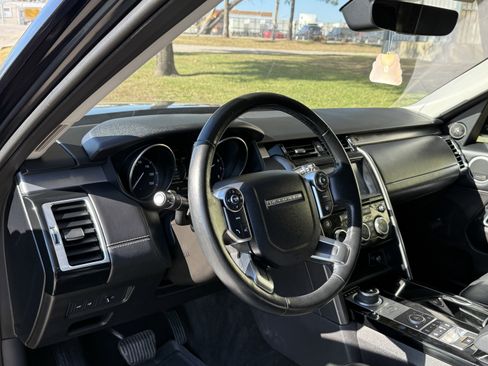 Used 2017 Land Rover Discovery First Edition image 16