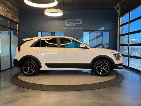Used 2025 Kia Niro LX FWD image 2