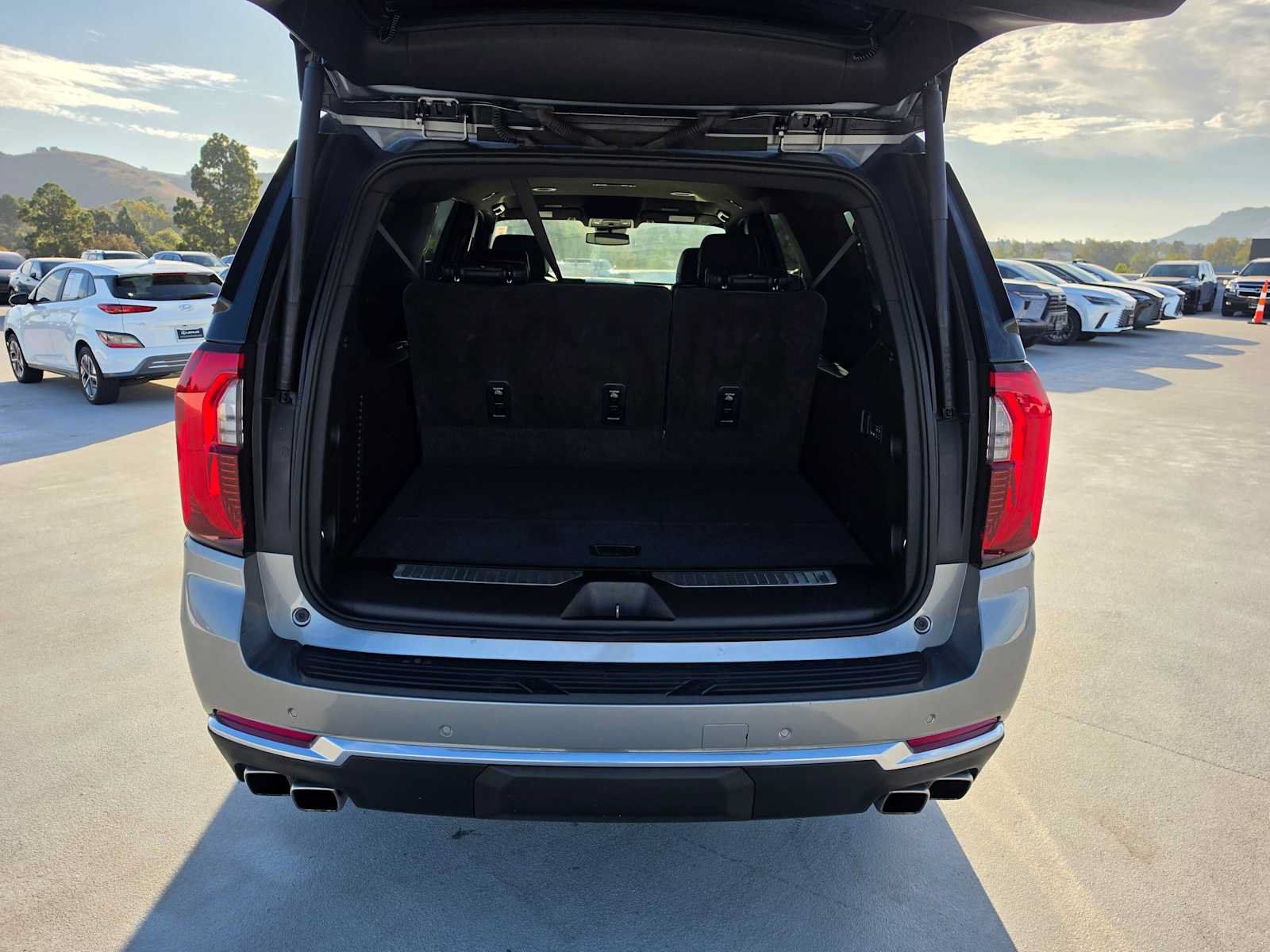 Used 2025 GMC Yukon XL Denali AWD/4WD image 15