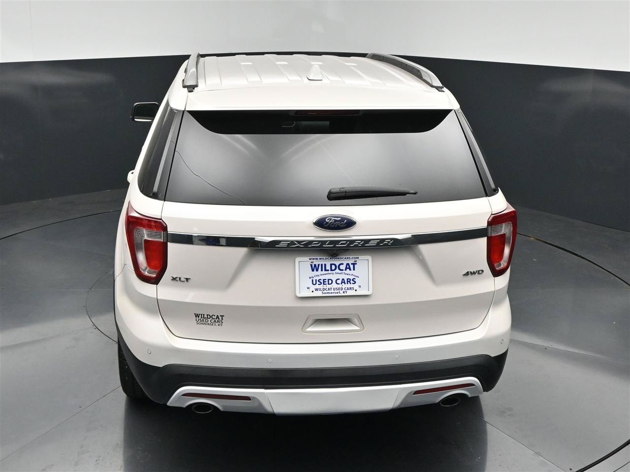 Used 2017 Ford Explorer XLT w/ Equipment Group 202A AWD/4WD image 25