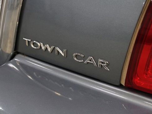 Used 2003 Lincoln Town Car Signature image 27