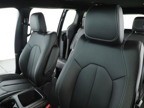 New 2026 Chrysler Pacifica Select image 4