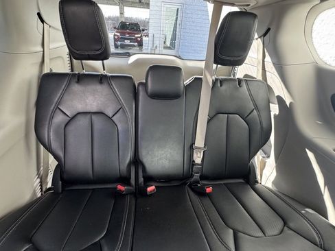 Used 2024 Chrysler Pacifica Touring-L image 14