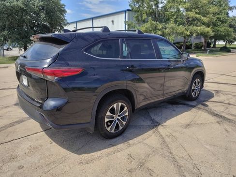 Used 2023 Toyota Highlander XLE AWD/4WD image 14