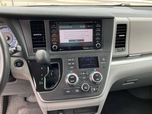 Used 2020 Toyota Sienna LE w/ LE Preferred Package FWD image 26