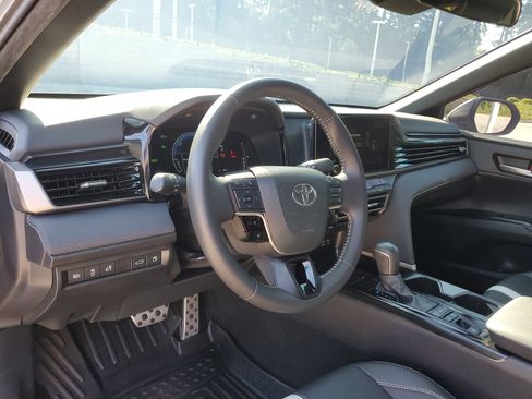 Used 2025 Toyota Camry SE FWD image 13