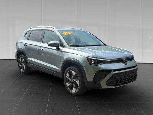 Used 2025 Volkswagen Taos SE AWD/4WD image 7