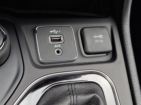 Used 2020 Jeep Cherokee Latitude Plus AWD/4WD image 26
