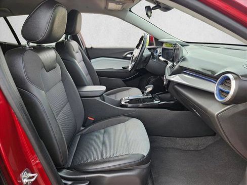 Used 2025 Chevrolet Trax LT w/ LT Convenience Package FWD image 24