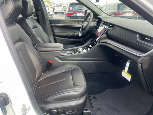 New 2025 Jeep Grand Cherokee L Limited w/ Black Appearance Package image 15