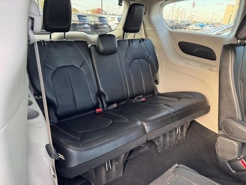 Used 2024 Chrysler Pacifica Touring-L FWD image 14