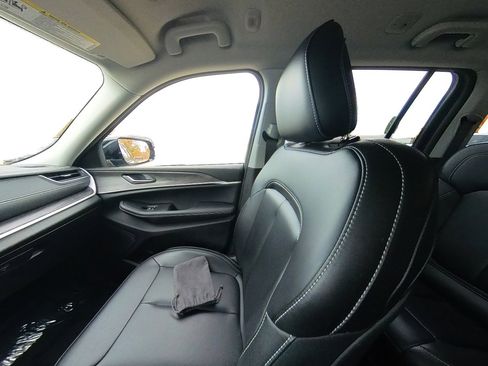 Used 2023 Jeep Grand Cherokee Limited image 49