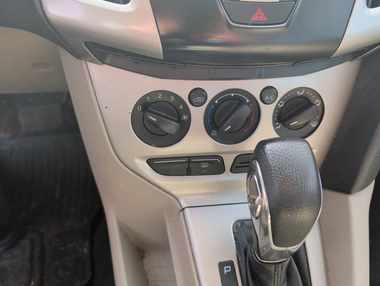 Used 2012 Ford Focus SE w/ SE Winter Pkg FWD image 35