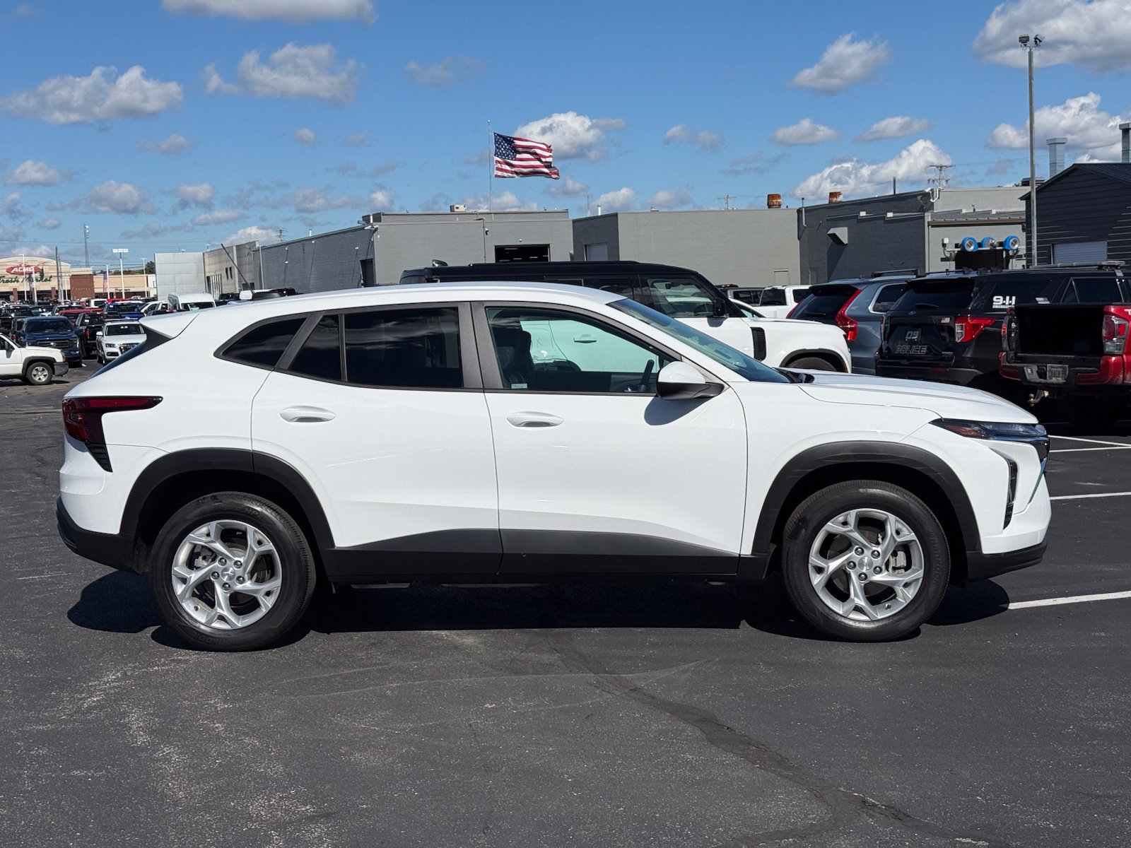 Used 2025 Chevrolet Trax LS w/ LS Convenience Package FWD image 3