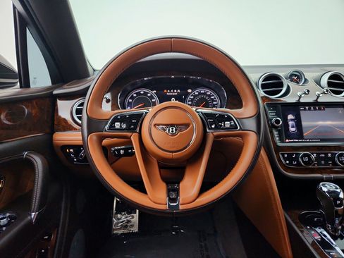Used 2017 Bentley Bentayga AWD/4WD image 23