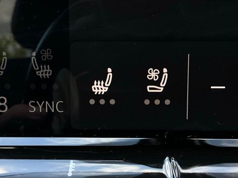 Used 2025 Volkswagen Atlas Cross Sport SE image 31