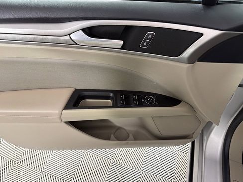 Used 2019 Ford Fusion SE FWD image 9